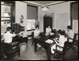 Mannen en vrouwen aan het werk in de stenografische afdeling van R. Martens und Co. Inc., New York, 1916 of 1917